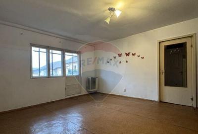 Apartament pe Str. Calugareni, 2 camere, et.3 - 3