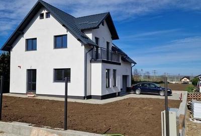 Casă cu 4 camere cu Teren 120 Mp în Ipotești - 1