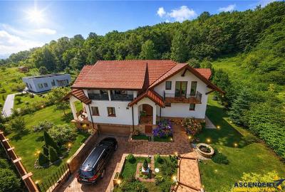 Casă cu 9 camere cu Teren 1750 Mp în Exterior Est