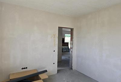 Casă cu 4 camere cu Canalizare în Central - 3