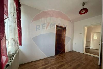 Casă cu 7 camere cu Teren 242 Mp în Șelimbăr