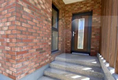 Casă cu 5 camere cu Teren 400 Mp în Central