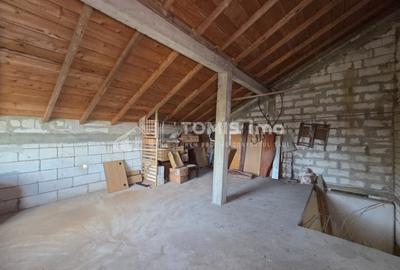 Casa cu mansarda, la rosu, in Lazu - 12