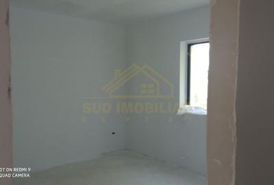 Duplex cu 7 camere cu Canalizare în Central - 9