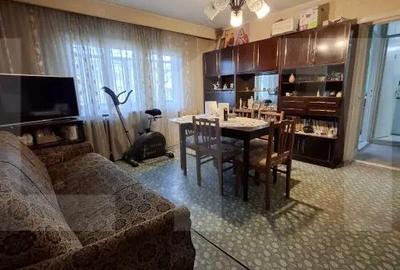 Apartament cu 3 camere semidecomandat în Central - 1