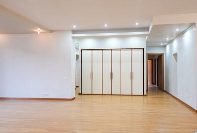 Apartament cu 4 camere decomandat în Capitale - 2