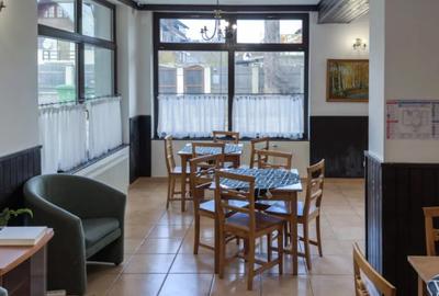 Casă cu 7 camere cu Canalizare în Central - 1