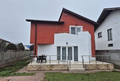 Casă individuală cu 5 camere cu Canalizare în Est