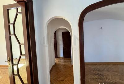 Apartament cu 7 camere decomandat în Capitale - 1