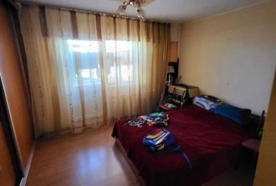 Apartament cu 3 camere decomandat în Sud