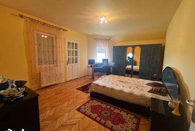 Casă cu 9 camere decomandat cu Teren 3000 Mp în Vladimirescu