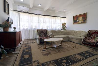 Apartament cu 3 camere semidecomandat în Unirii