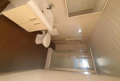 Casă cu 6 camere cu Teren 198 Mp în Apărătorii Patriei - 8
