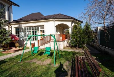 Casă individuală cu 10 camere cu Canalizare în 23 August - 2