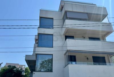 Apartament cu 2 camere semidecomandat, mobilat în Tei