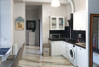 Apartament cu 3 camere decomandat, mobilat în Mamaia