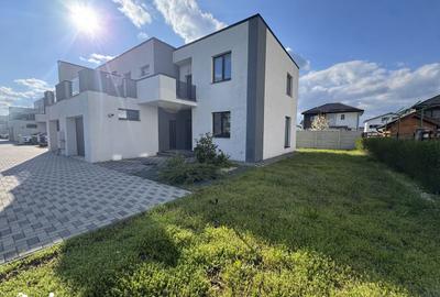 Casă cu Teren 260 Mp în Central - 2