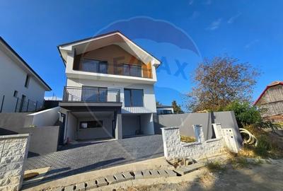 Casă / Vilă cu 4 camere de vânzare - 1