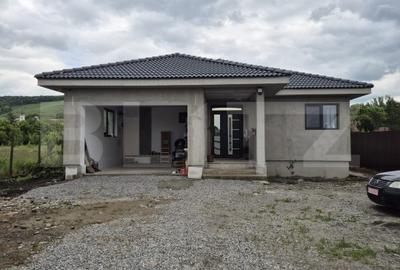 Casa noua cu 4 camere de vanzare in Ernei, 14 ari teren! - 1