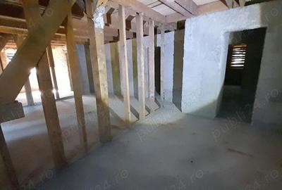 Casă cu 6 camere cu Teren 4950 Mp în Timișu de Sus - 2