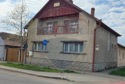 Casă cu 5 camere cu Teren 310 Mp în Central - 1