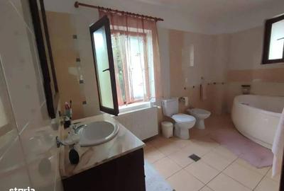 Casă cu 5 camere cu Canalizare în Central - 1