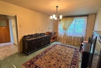 Apartament cu 3 camere decomandat în Titan