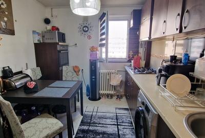 Apartament cu 3 camere semidecomandat, mobilat în Baba Novac