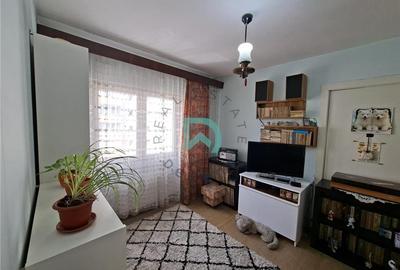 Apartament cu 3 camere semidecomandat în Tractorul - 12