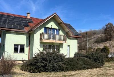 Casă cu 4 camere în Rădaia