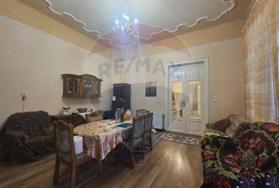 Casă cu 4 camere cu Teren 265 Mp în Central - 1