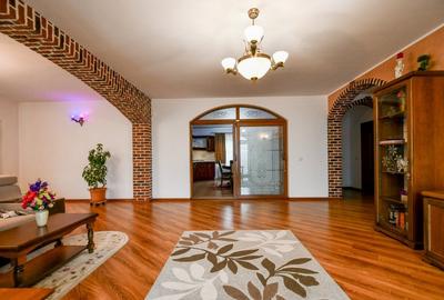 Casă individuală cu 6 camere cu Canalizare în CET - 6