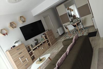 Apartament cu 2 camere semidecomandat în Craiovița Nouă
