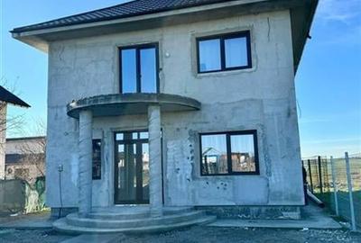 Casa/Vila Parter + Etaj cu Teren de 500 mp, Localitatea Lazu