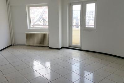 Apartament cu 4 camere decomandat în Calea Călărașilor
