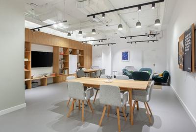 Spa?iu de birou frumos proiectat pentru 5 persoane in Spaces Expo