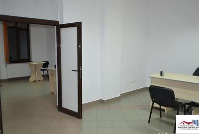 Casă cu 8 camere cu Teren 252 Mp în Central - 10