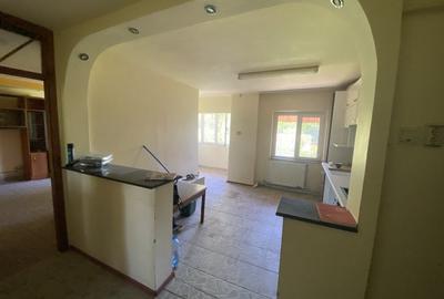 Apartament de 77mp , 3 camere decomandat et.2/4  langa Biserica mica ,Filiasi - 2