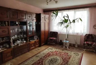 Apartament ultracentral, Pia?a Revolu?iei, etaj 1, decomandat Apartament ultracentral, Pia?a Revolu?iei, etaj 1, decomandat - 1