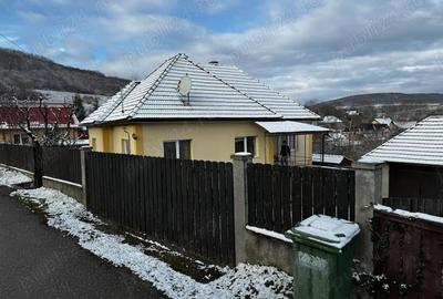 Casă cu 3 camere cu Teren 1890 Mp în Vâlcele - 1