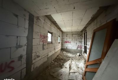 Casă cu 4 camere cu Teren 3937 Mp în Central