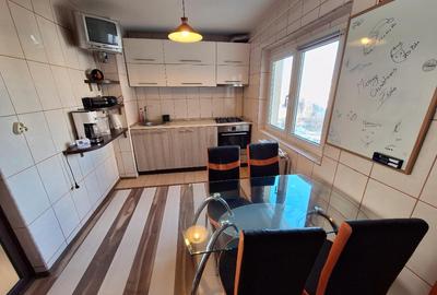 Apartament cu 3 camere decomandat, mobilat în