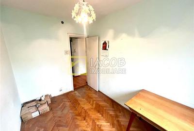 Apartament cu 3 camere semidecomandat în 9 Mai - 11