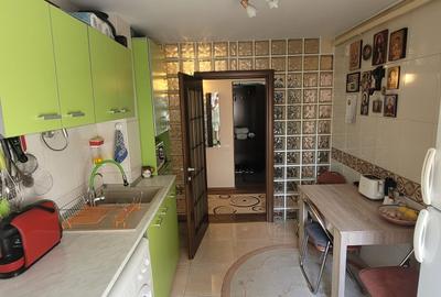 Apartament cu 3 camere decomandat, mobilat în CET - 5
