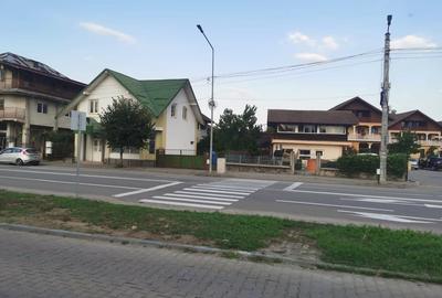 Casă cu 4 camere cu Teren 2200 Mp în Central - 1