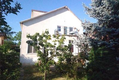 Casă cu 11 camere cu Canalizare în Central - 1