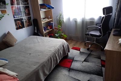Apartament cu 3 camere decomandat, etaj 1/4,  zona Canta