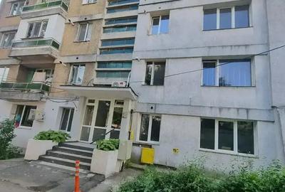 A 37 Liceul sanitar ,Apartament 3 camere confort 1 etaj 2, 67000euro - 2