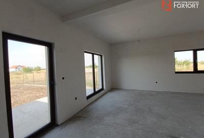 Casă cu 5 camere cu Canalizare în Plopi - 2