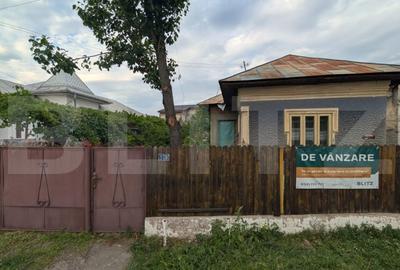 Bucsani 80mp, teren 2540mp casa de renovat